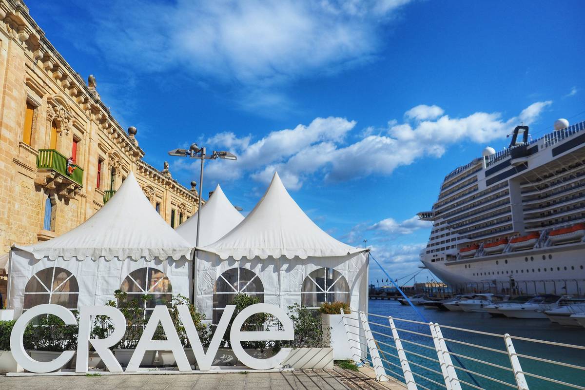 Why Every Travel Vlogger Needs a Travel-Friendly Backdrop Stand